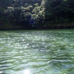 雨降らず、綺麗な川。