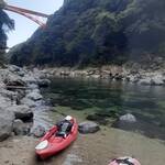 贅沢に森と川遊び